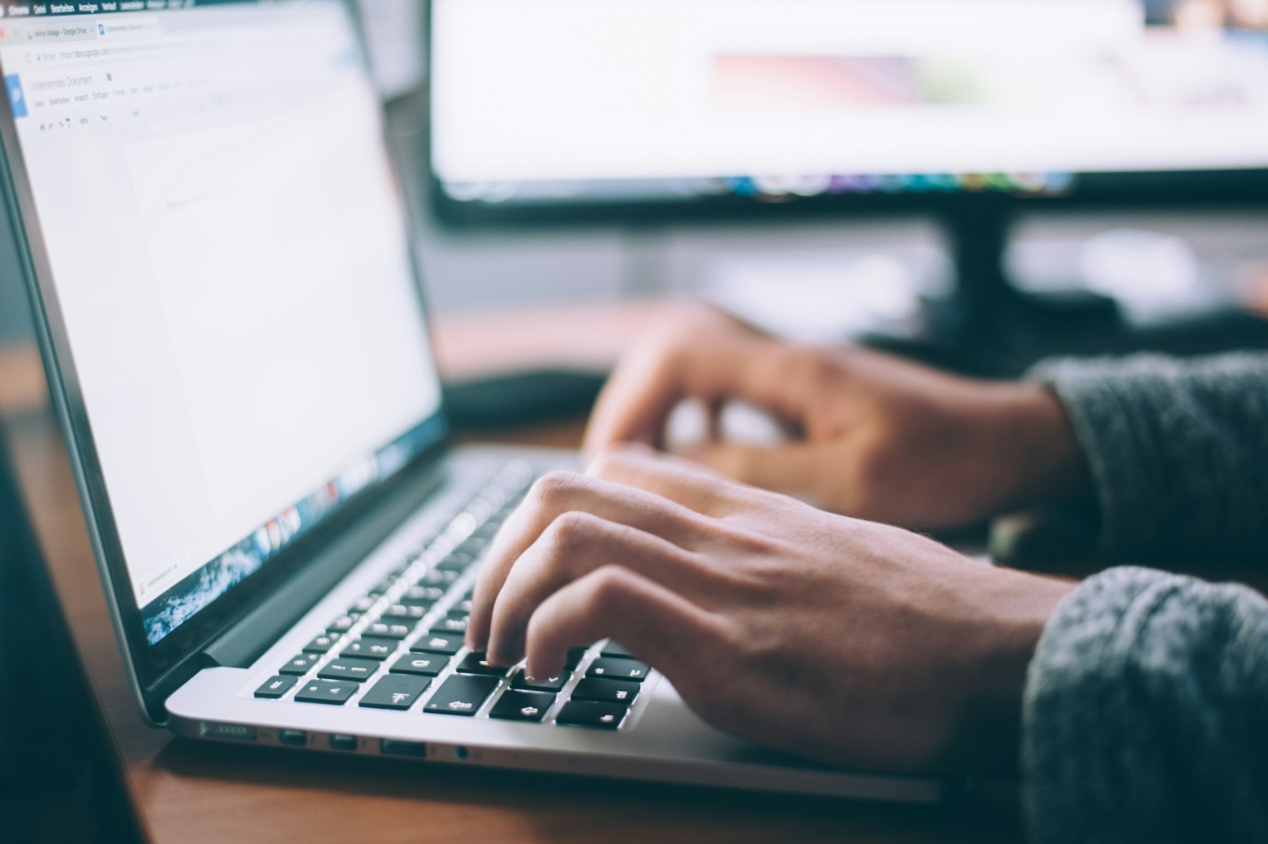 Documents fiscaux et calculatrice sur bureau