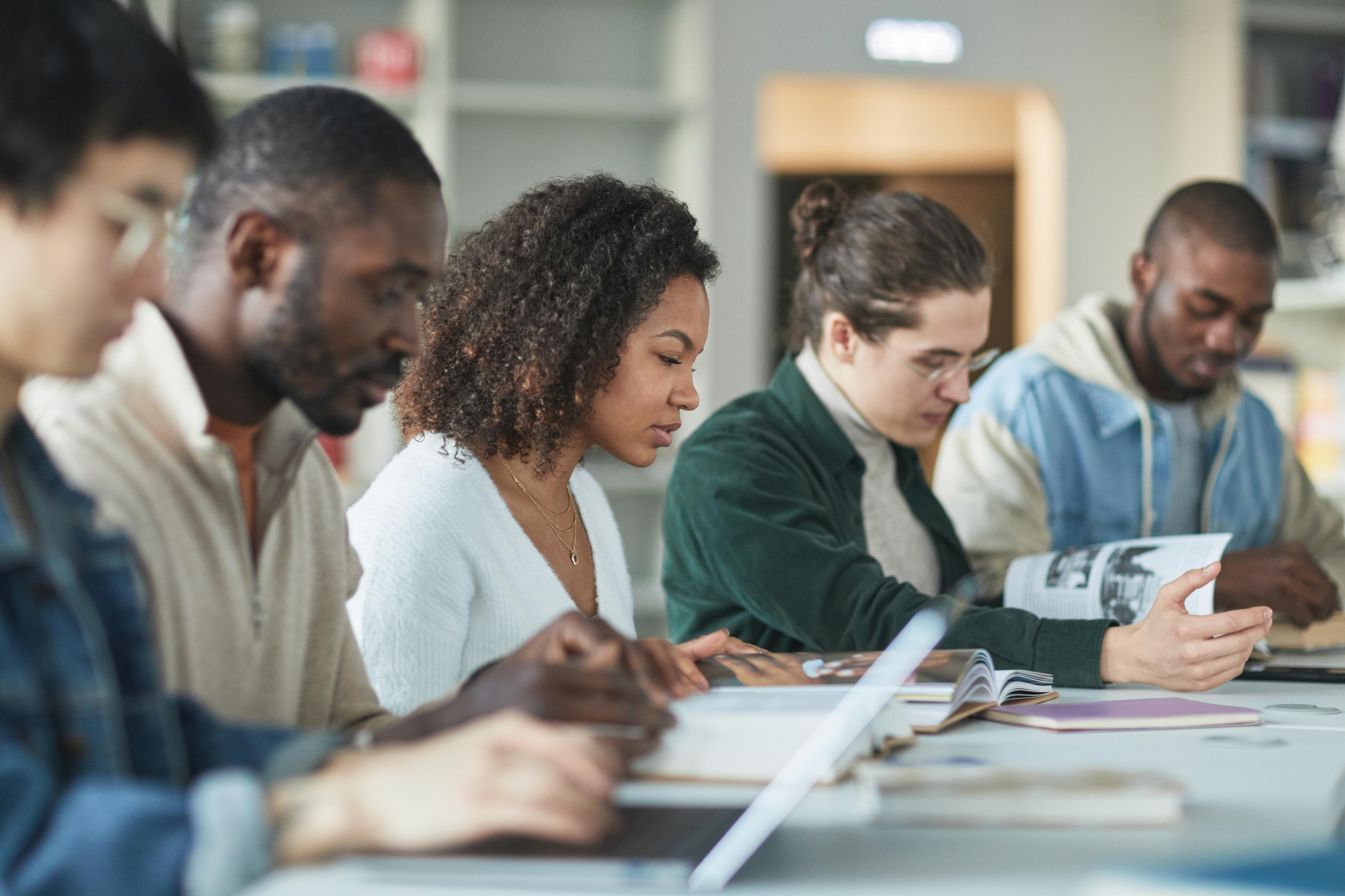 Groupe diversifié en séance de conseil administratif