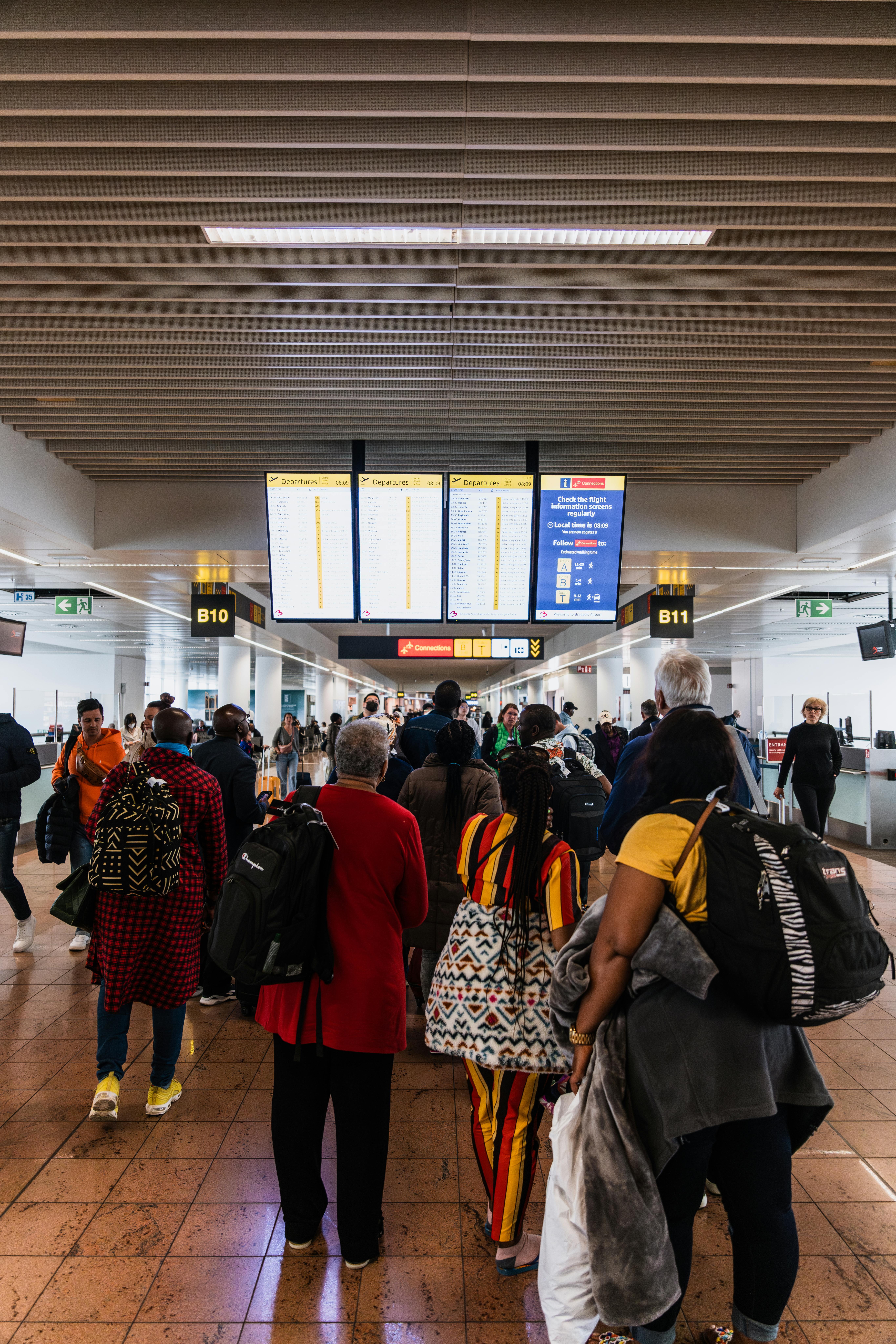 Nouveaux arrivants dans le hall des départs, sur le chemin de l'intégration au Canada