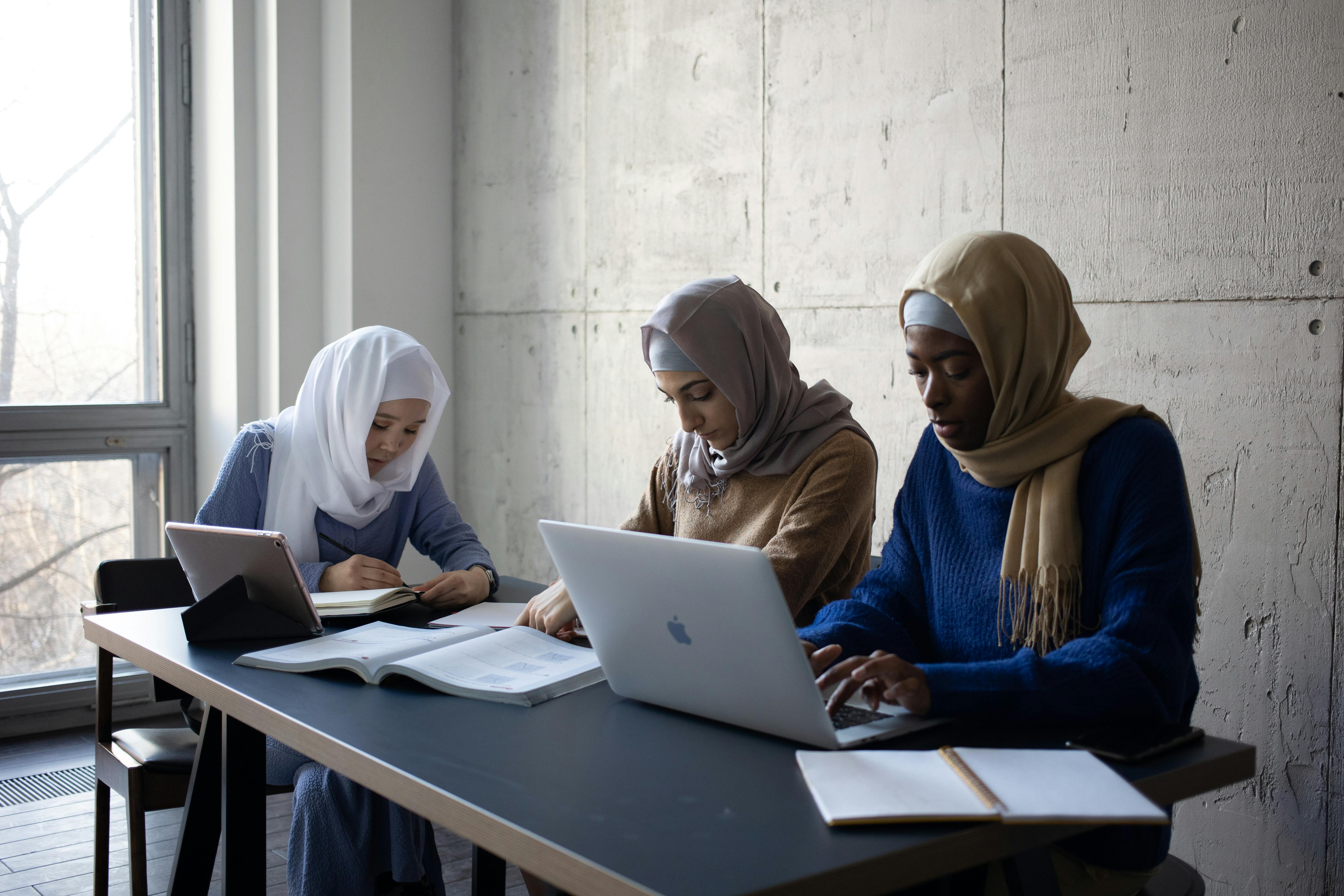 Trois femmes étudient et travaillent ensemble, préparation à l'emploi